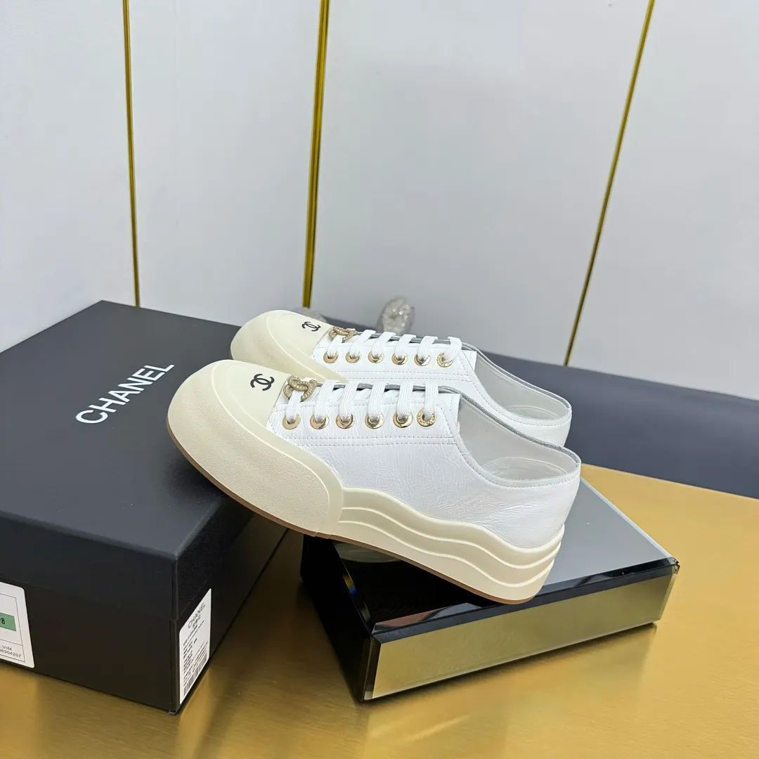 👟👟Ex-factory price 560👟👟 Top version, original quality! ! ! Chanel Chanel - 2025 biscuit shoes, the top casual sports shoes in the counter, this classic design; the upper is electro-embroidered with a variety of craftsmanship; the outsole is fashionable and sporty; the extraordinary inclusion of a variety of color elements... The diversified mix and match is very good-looking and versatile, casual, fashionable, sports, and outdoor can be taken into account... ꫛꫀꪝ Go➫ Material: ❶Upper: Original first-layer cowhide ❷Inner: Sheepskin ❸Outsole is based on: original TPU combination outsole, full set of boutique packaging for women 35–41 👉